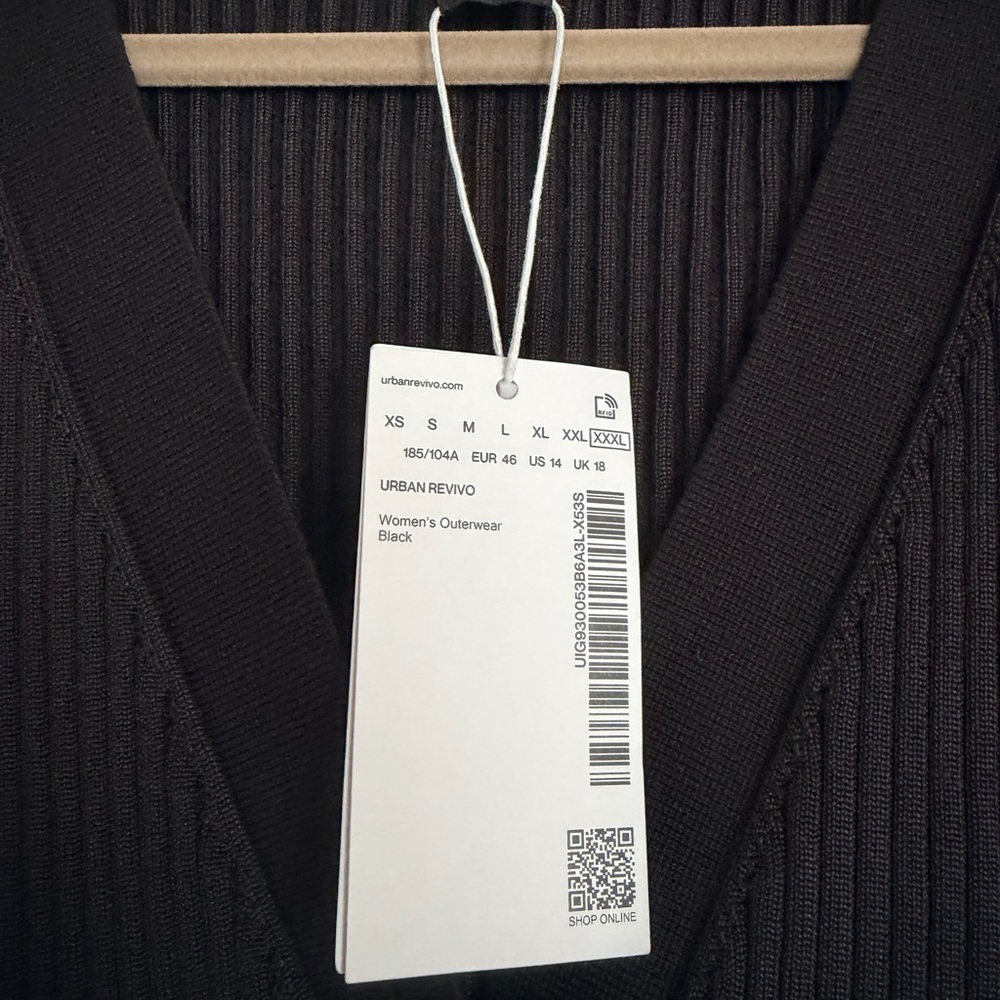 Urban Revivo Ribbed V-Neck Button Front Top - Picture 3 of 4